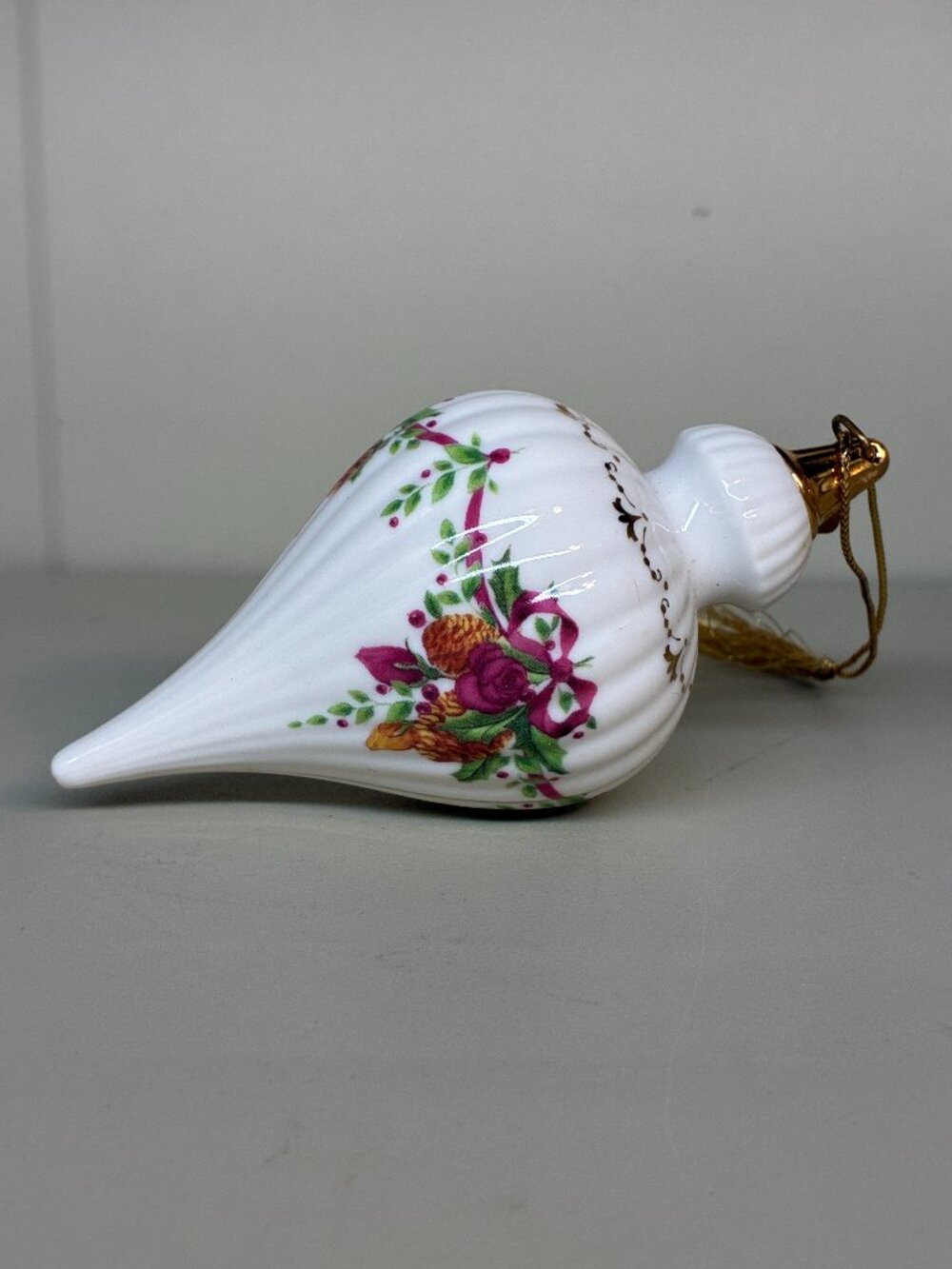 Royal Albert Old Country Roses 2001 First Annual Christmas Ornament Teardrop